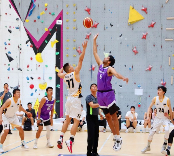 百分组合！湖人赢球海报：詹姆斯和东契奇大笑庆祝瞬间成为封面